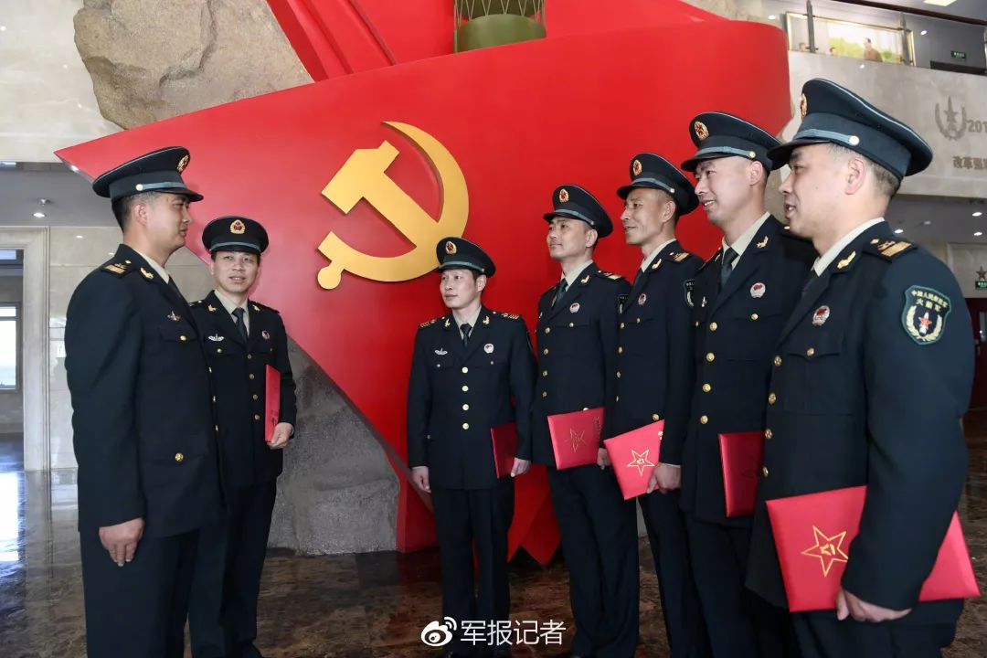 火箭军为百名导弹兵王隆重举行一级军士长授