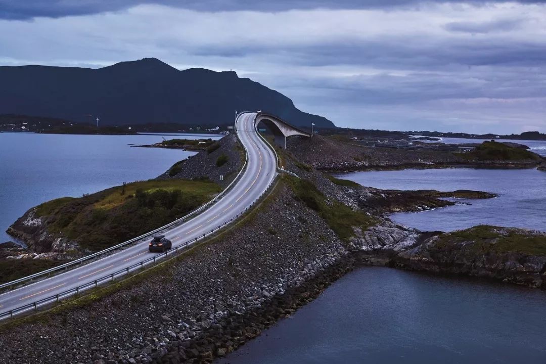 我从位于挪威海西海岸 kvernberget(挪威语里意为"磨坊山)的克里斯