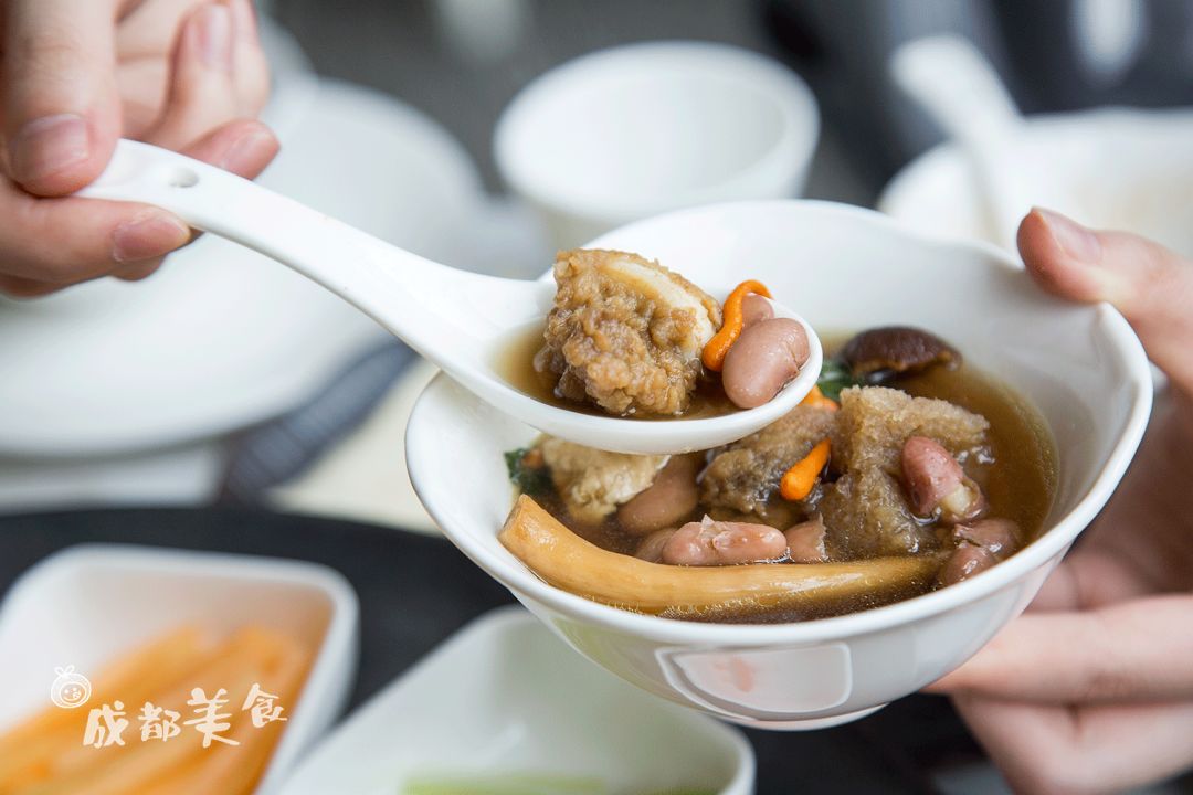 感觉进了家抖音餐厅,每道菜都可以边吃边玩。