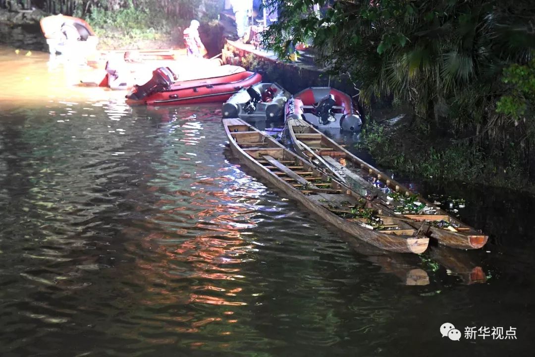 广西桂林:两艘龙舟翻船,17人遇难