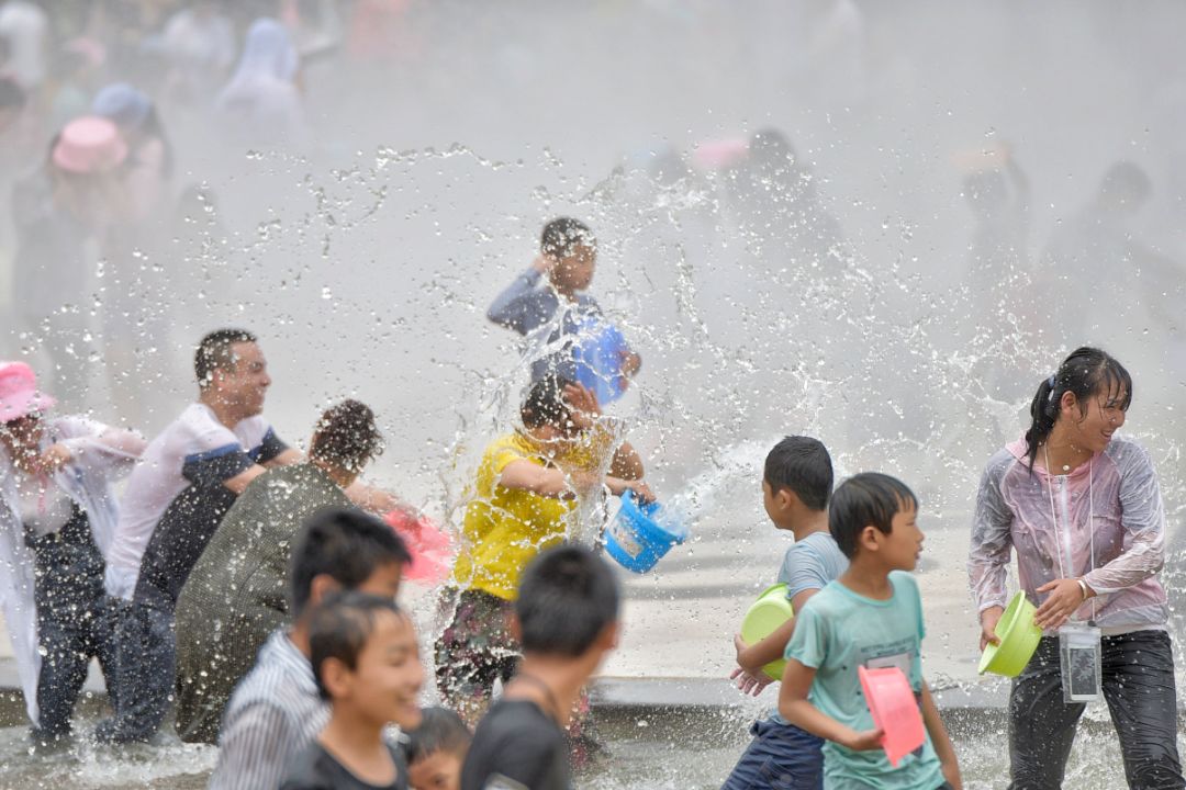 新平戛洒上演“湿身大战” 花腰傣沐浴节狂欢活动精彩启幕