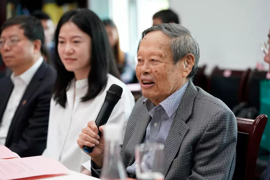 杨振宁携翁帆发新书:希望到100岁出《天大亮集》