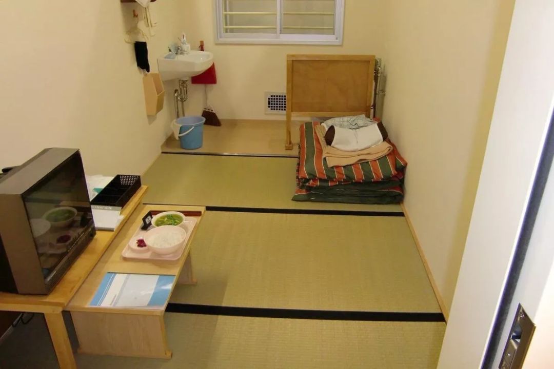 日本监狱单人间(图片来源:matome.jp)