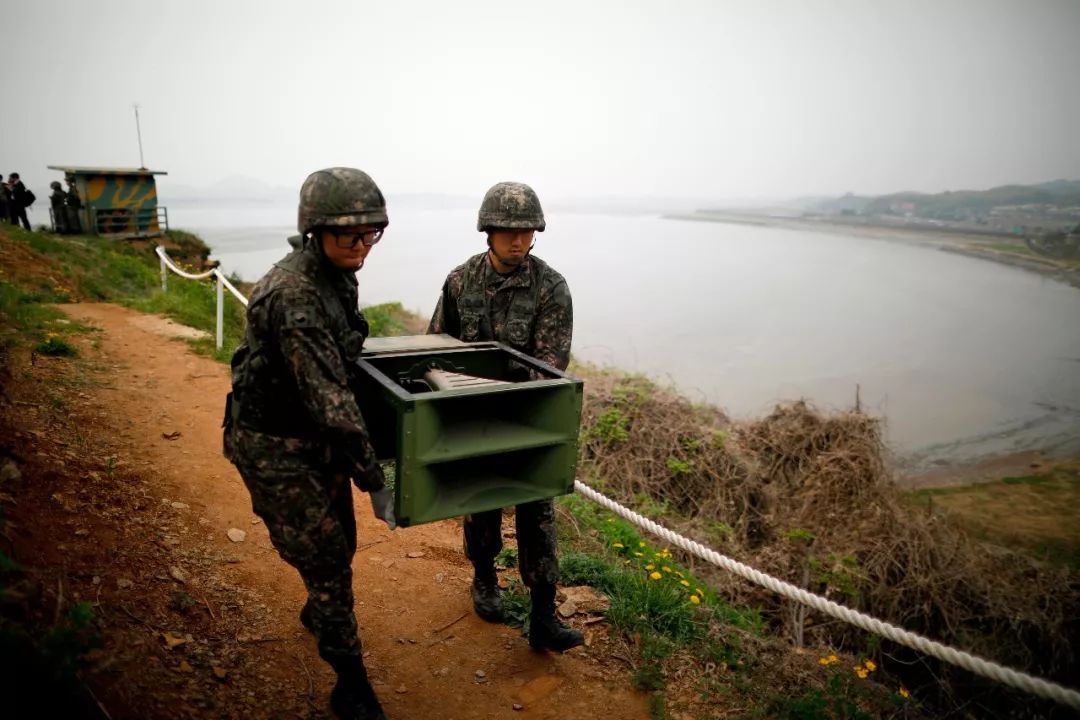 5月1日，在韩国坡州朝韩军事分界线附近，韩国士兵拆除扩音喊话设施。新华社/美联
