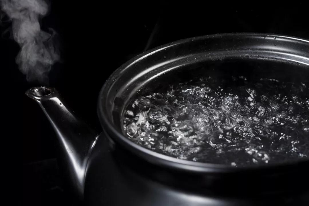 “熊孩子”玩餐桌转盘打翻开水壶 致人十级伤残 该谁负责?