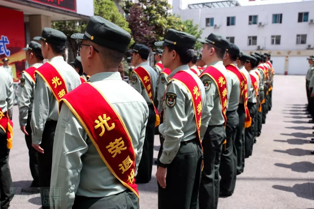 贵州某预备役师举办2018年军官退役仪式