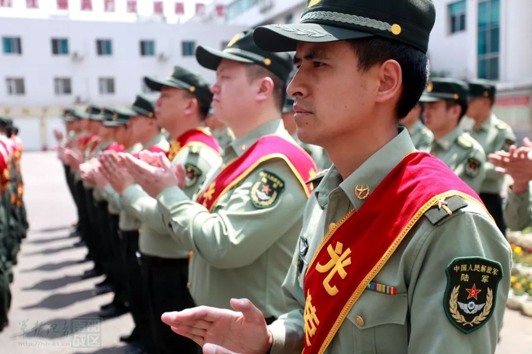 贵州某预备役师举办2018年军官退役仪式