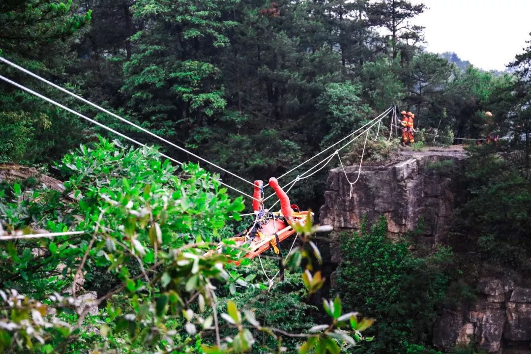 湖南消防精英论剑天子山 高空飞索横渡救援练本领