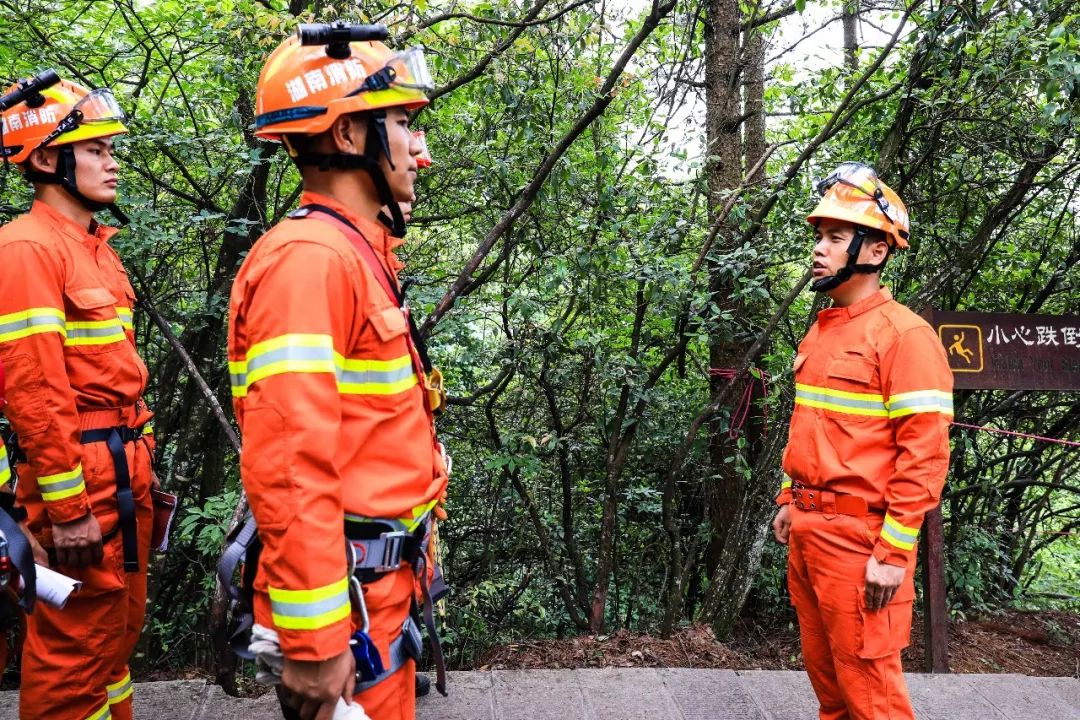 湖南消防精英论剑天子山 高空飞索横渡救援练本领