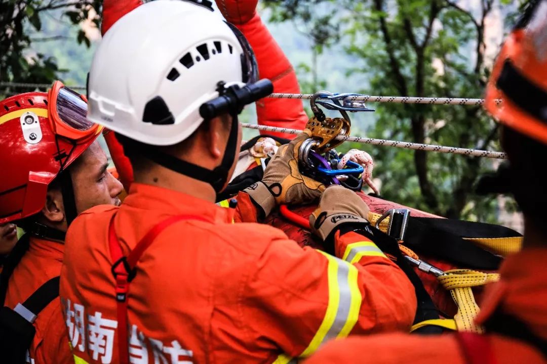 湖南消防精英论剑天子山 高空飞索横渡救援练本领