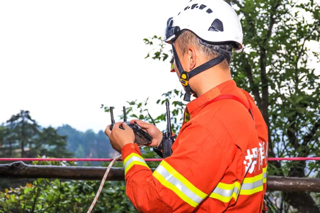 湖南消防精英论剑天子山 高空飞索横渡救援练本领