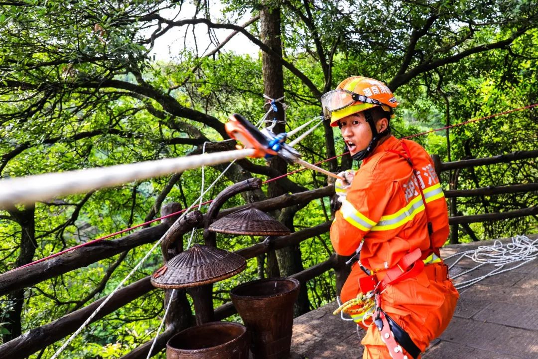 湖南消防精英论剑天子山 高空飞索横渡救援练本领