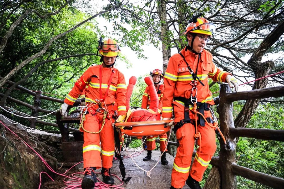 湖南消防精英论剑天子山 高空飞索横渡救援练本领