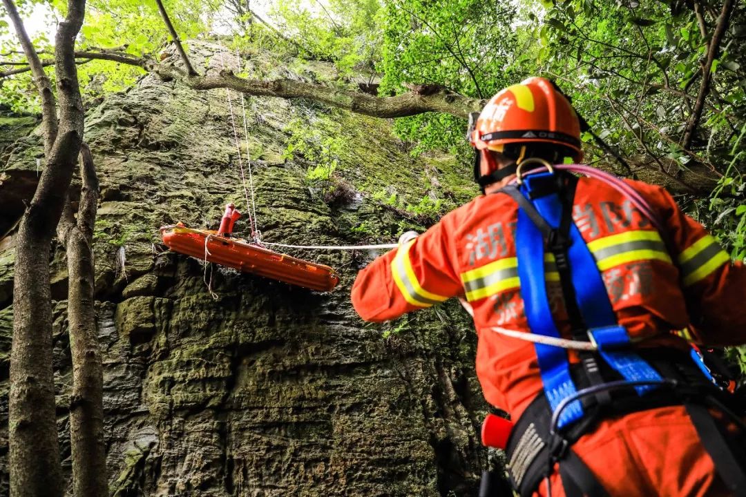 湖南消防精英论剑天子山 高空飞索横渡救援练本领
