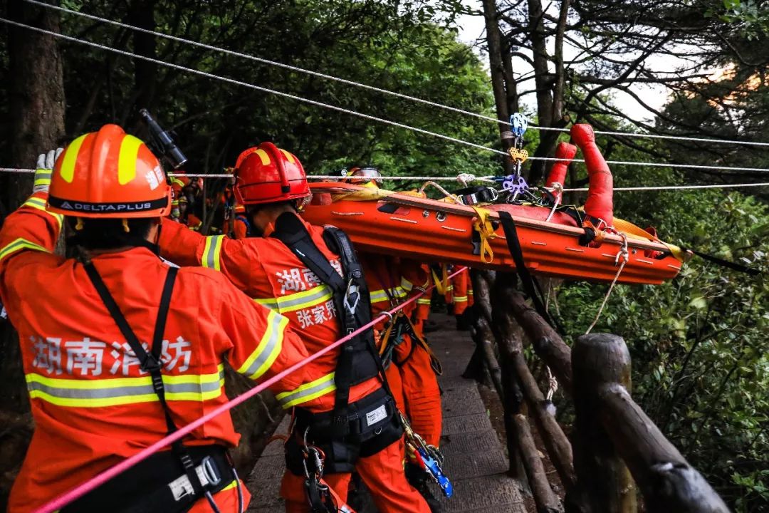 湖南消防精英论剑天子山 高空飞索横渡救援练本领