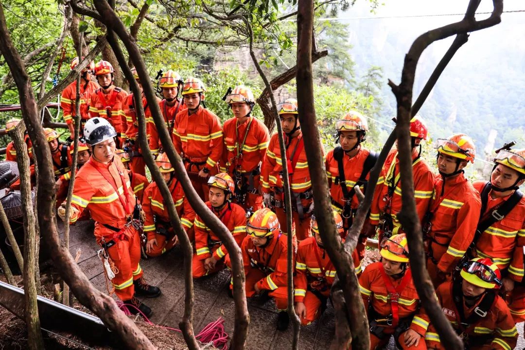 湖南消防精英论剑天子山 高空飞索横渡救援练本领