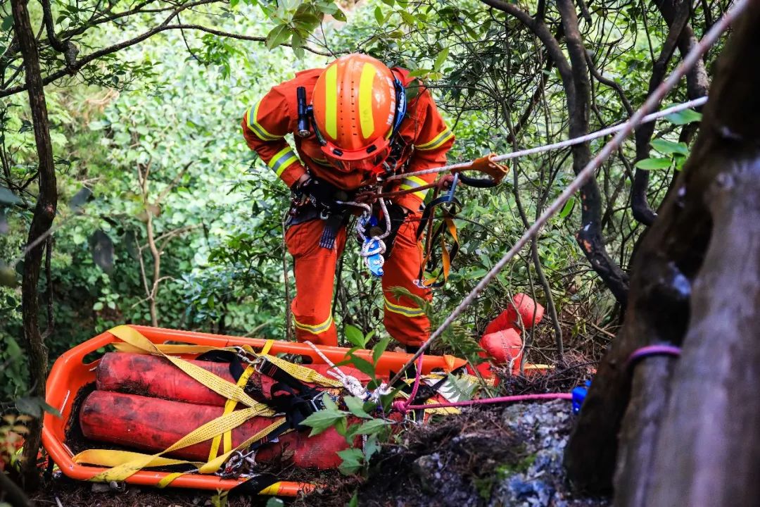 湖南消防精英论剑天子山 高空飞索横渡救援练本领