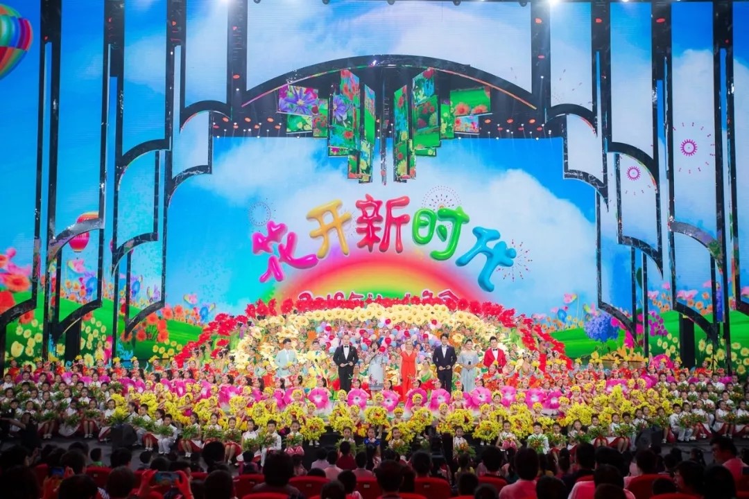 习近平浇灌下花开新时代