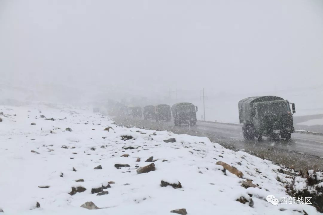 建设绿色美丽川藏线--川藏兵站部某汽车团车行