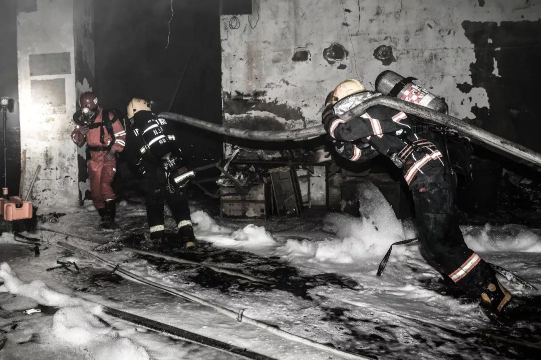 四川达州塔沱市场火灾已扑灭,直击三天四夜消