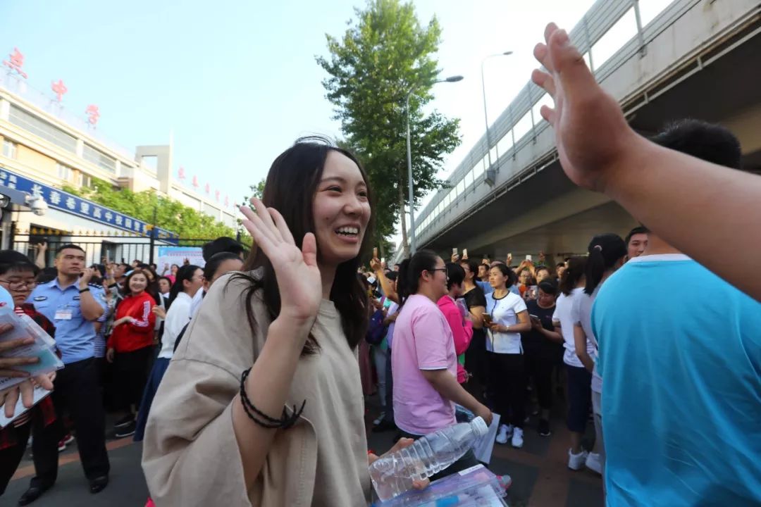 2018年高考正式结束 看陪考家长的苦乐酸甜!|家