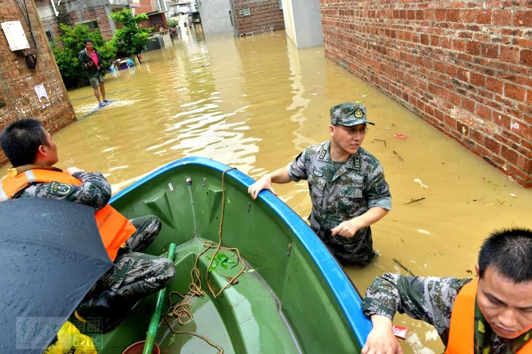 艾云尼来袭,5.45万人受灾,子弟兵紧急转移被
