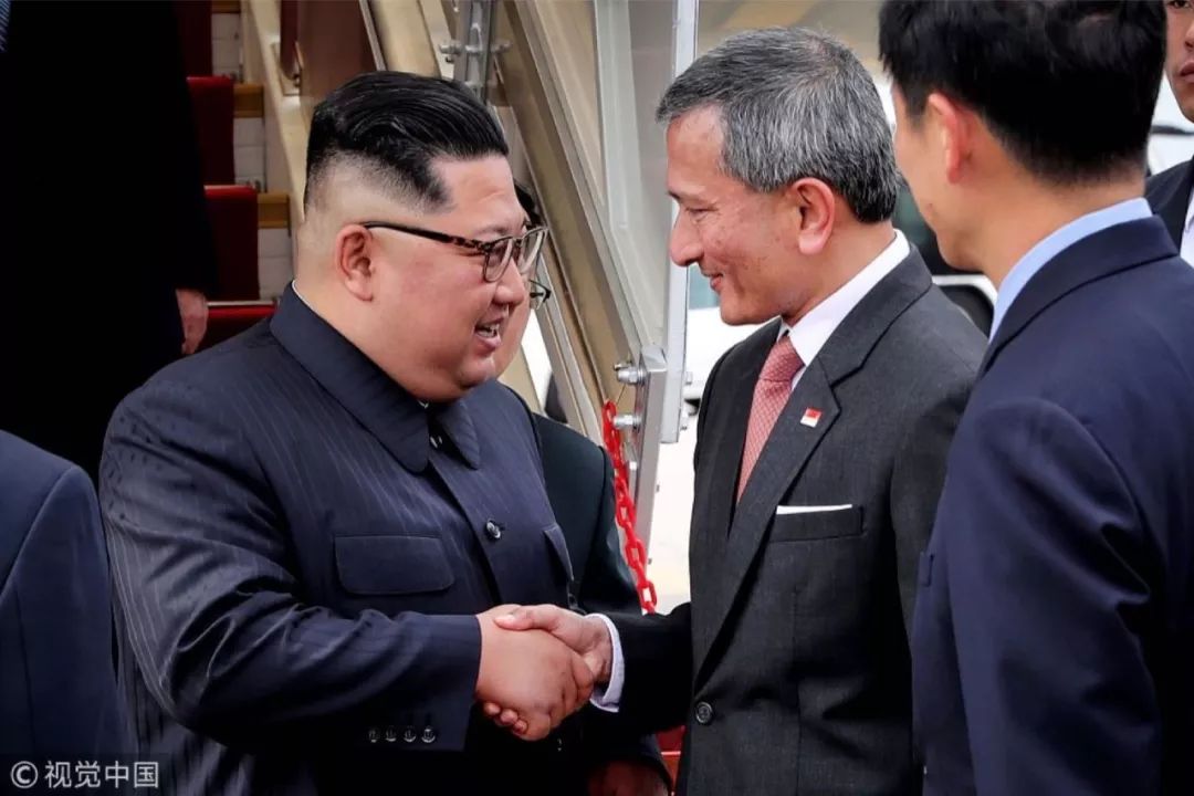 6月10日下午,朝鲜国务委员会委员长金正恩(左)抵达新加坡,新加坡外长维文对金正恩表示欢迎。图/视觉中国