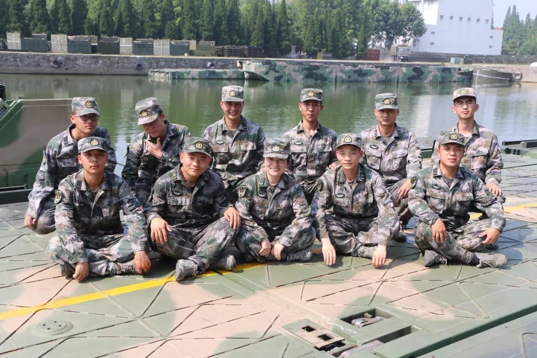 41岁女上校重回"一道拐"之后.