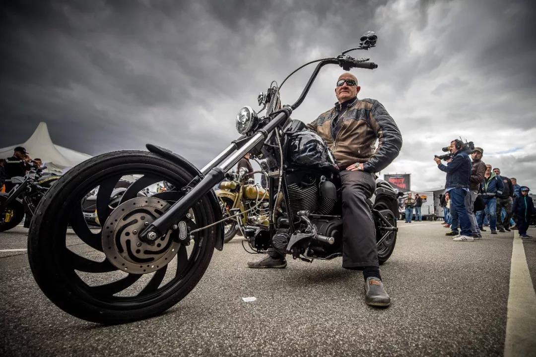 特朗普万万没想到 哈雷这浓眉大眼的家伙第一个“叛变”