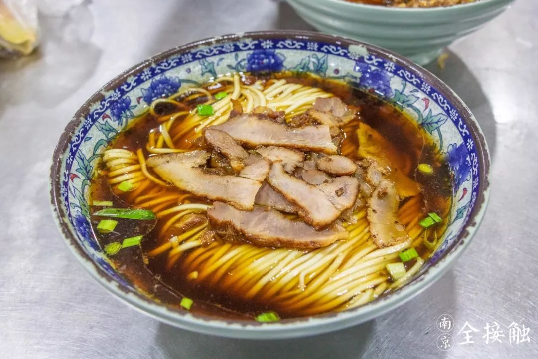 面条是细手擀面,摆盘还挺漂亮.但是口感一般,没有嚼劲.