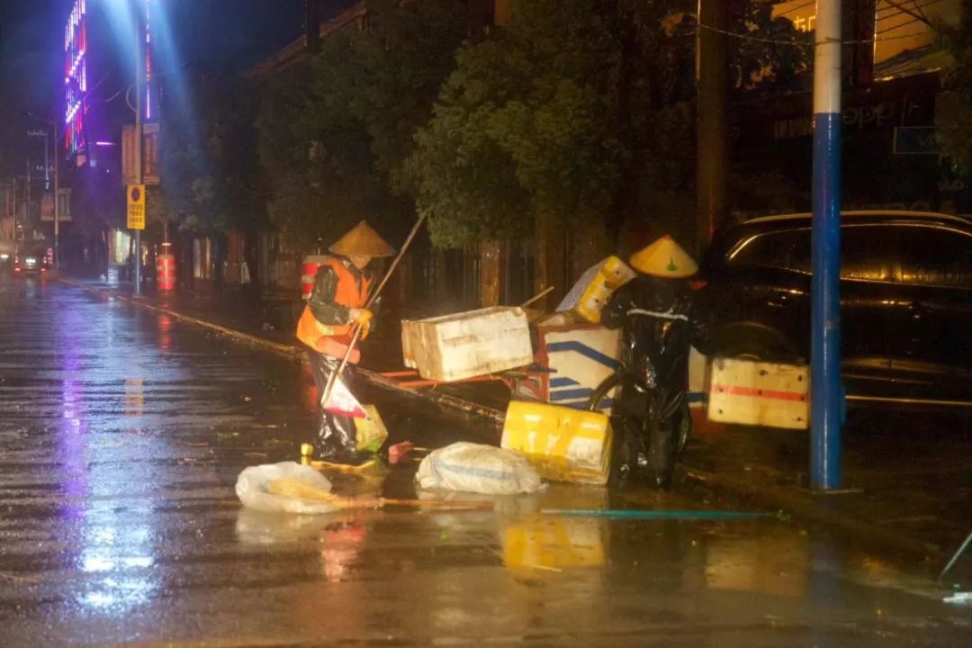 移速最快的台风山神已登陆万宁!暴雨不停…