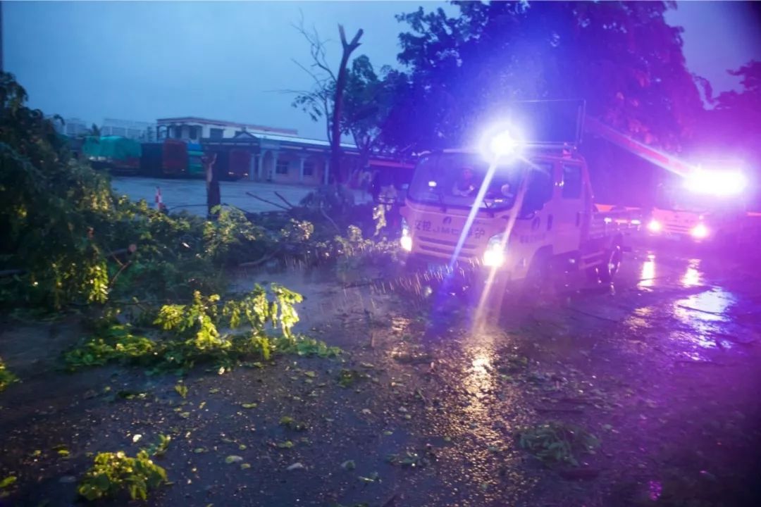 移速最快的台风山神已登陆万宁!暴雨不停…