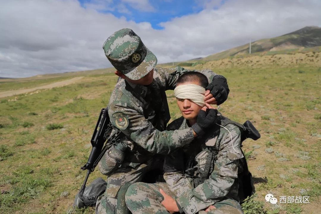 来看一看军人的战场救护技术