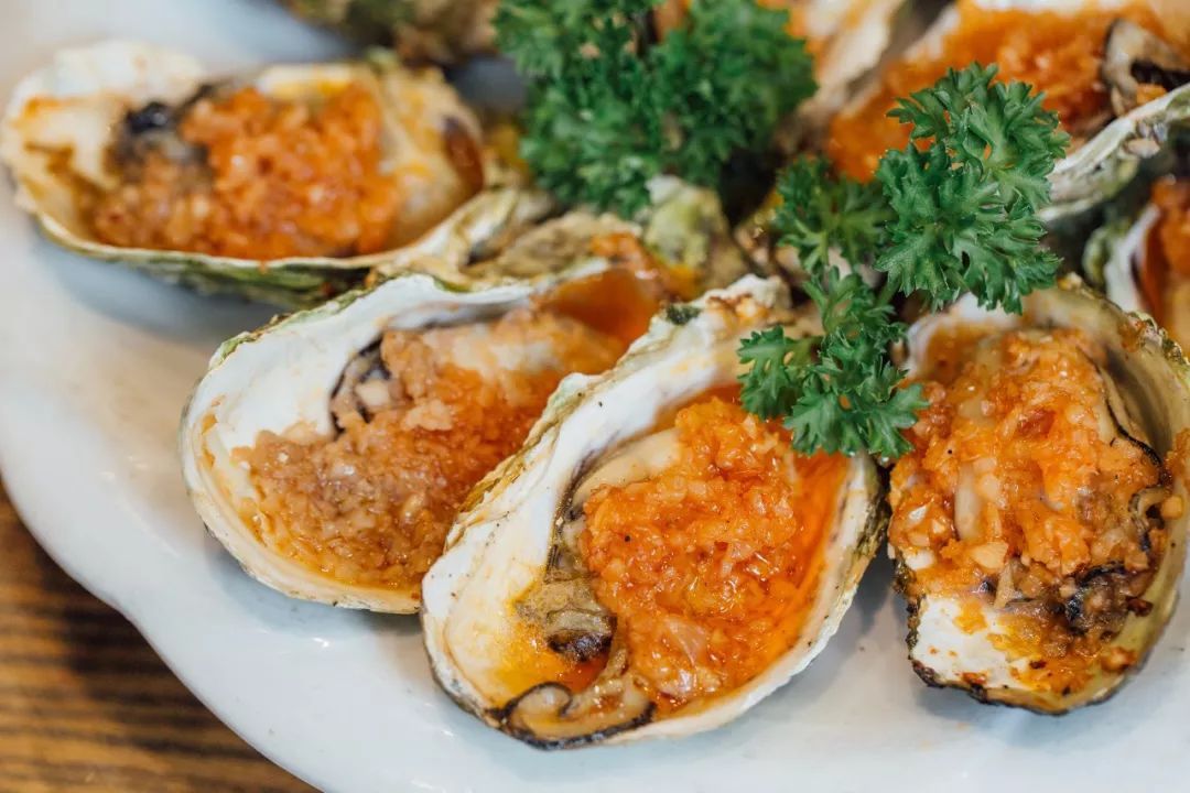 烤生蚝、扇贝1.5元一只,鲍鱼3块钱一只,海陆空特价活动又来啦!岔吃不限量!