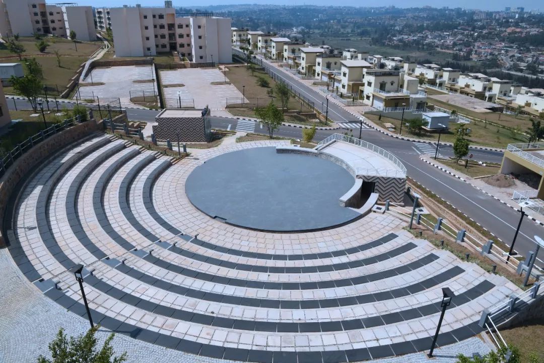 中国企业承建的&ldquo;远景城&rdquo;综合社区项目一期，是卢旺达迄今最大的住宅项目。新华社记者 饶爱民 摄