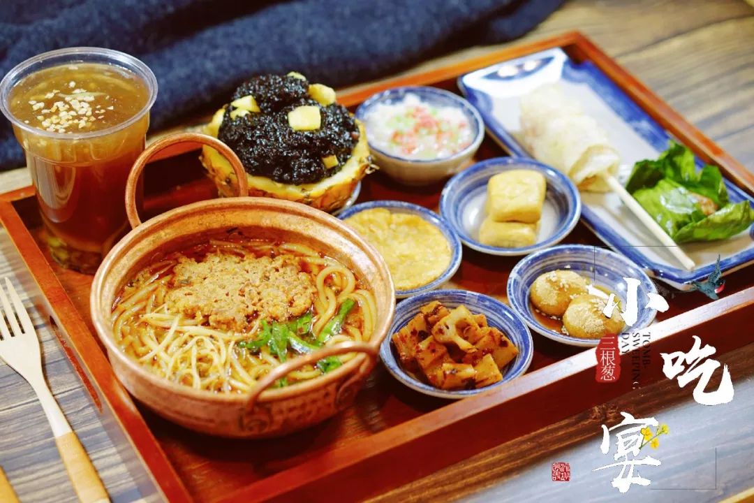 云南特色小吃聚集地三根葱,碟碟小吃变成一场