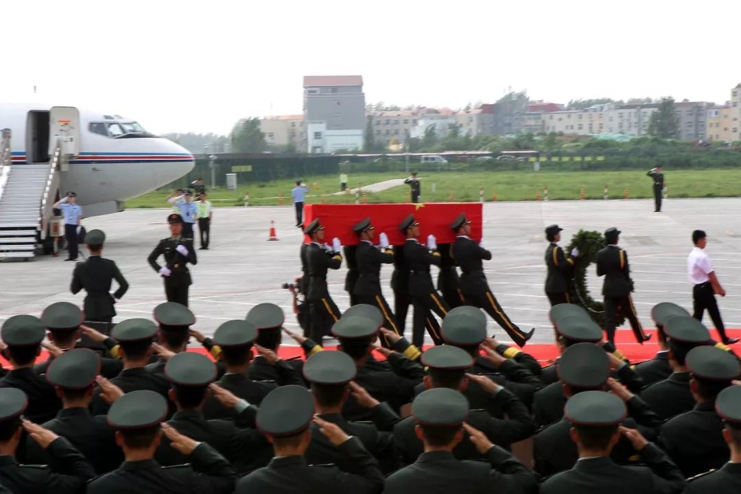 △2016年7月20日,在南苏丹执行维和任务牺牲的战士李磊、杨树朋遗体回国