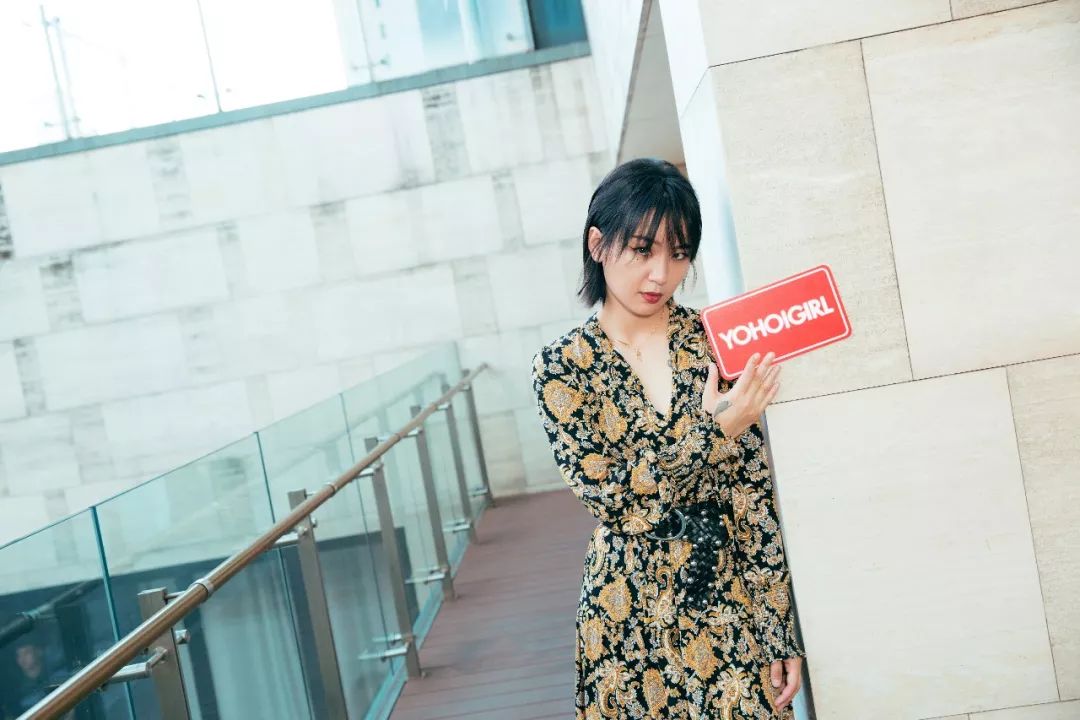 我们让周笔畅给杨幂设计的包包打个分,你猜她