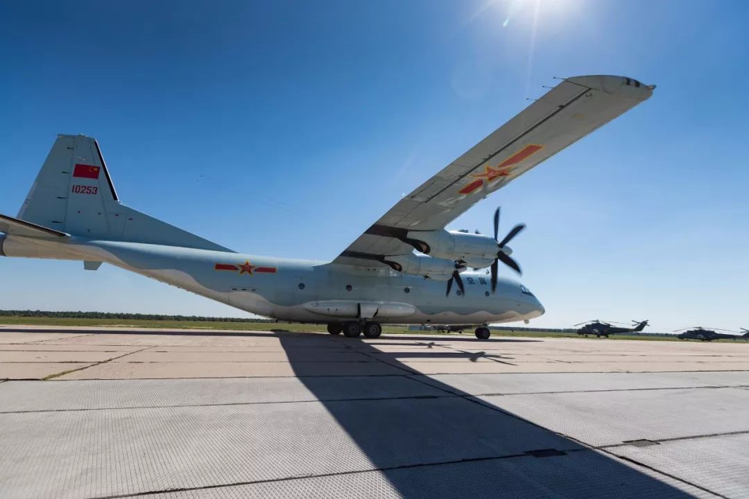 参加航空飞镖-2018的中国空军官兵,在异国如