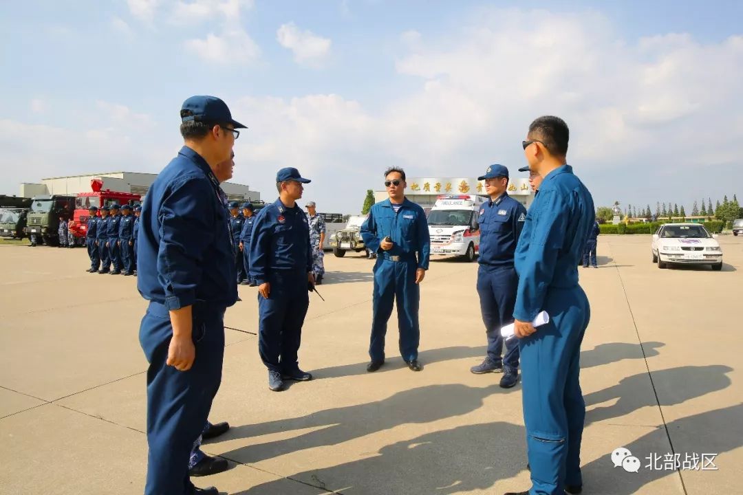 北部战区海军航空兵某团组织开展过往飞机紧急