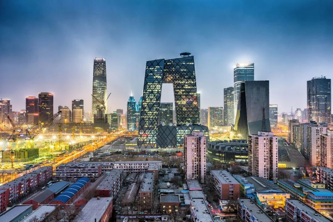 夜幕下灯火璀璨的繁华北京　图片来源：视觉中国