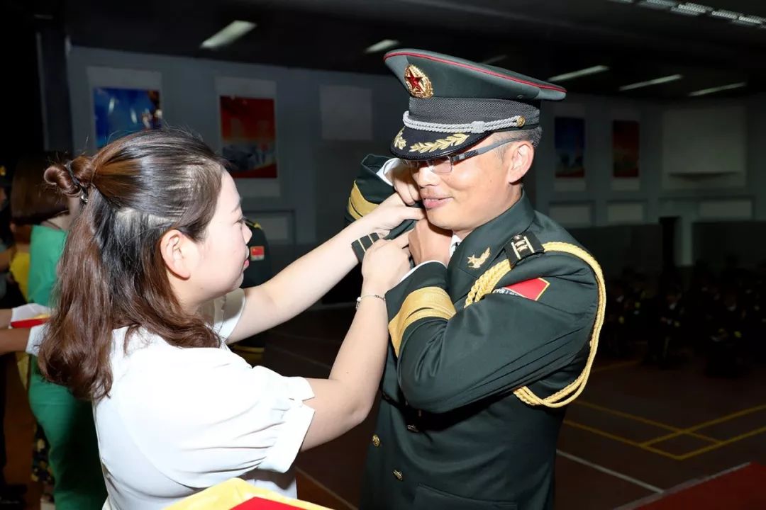 用你温柔的手,为我戴上进步的衔