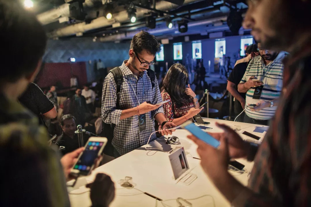 参观者在印度新德里由小米举办的一场手机发布会上体验新手机。