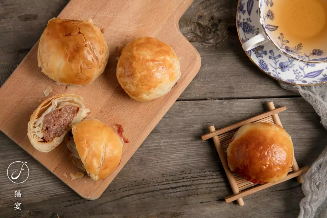 滚烫鲜香紧致弹牙的黑毛猪肉馅,才是鲜肉月饼的灵魂啊