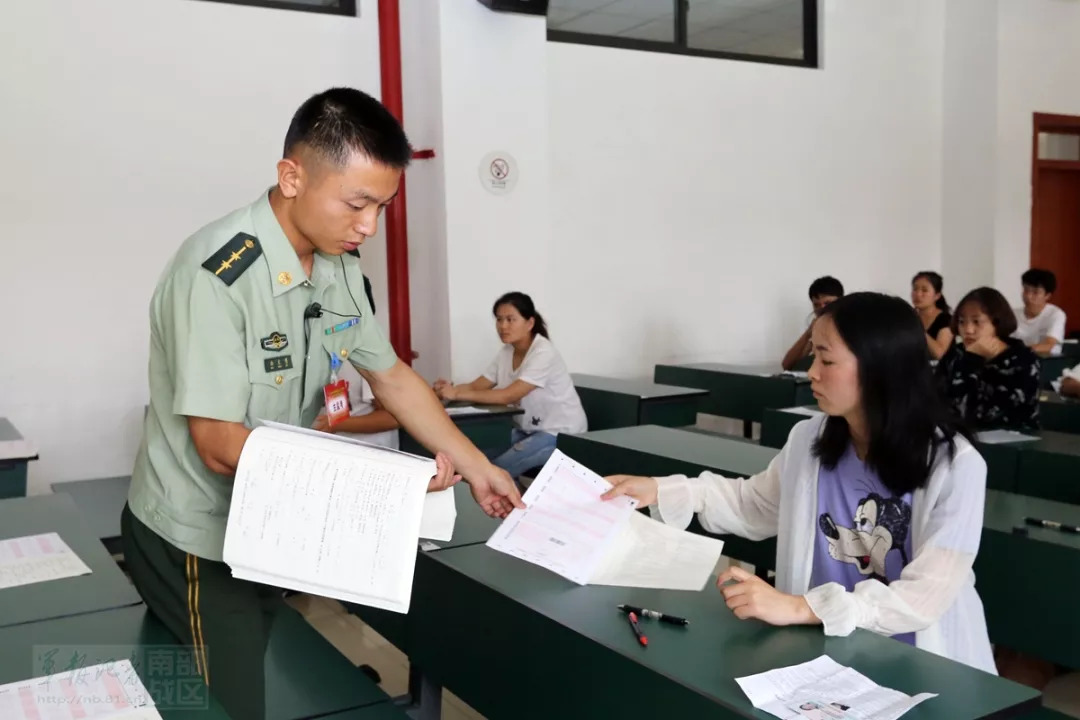 云南:2500余名报考文职人员考试场面曝光