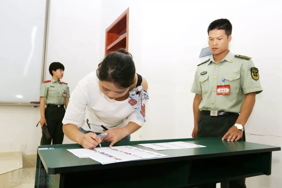 云南:2500余名报考文职人员考试场面曝光