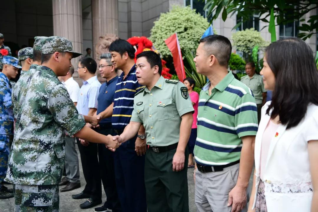 锣鼓喧天,醒狮起舞!黄江为17名入伍新兵举行欢送会