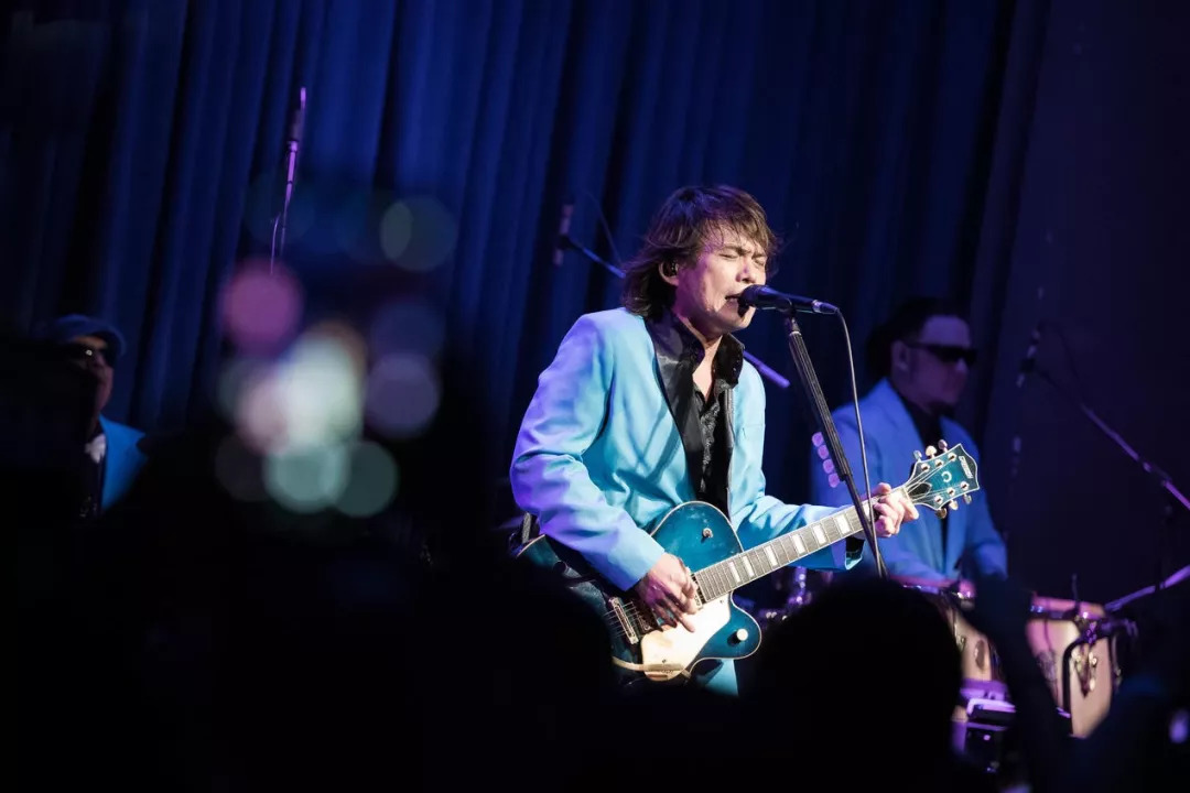 我们受邀看了一场伍佰的演出,但他并没有唱《