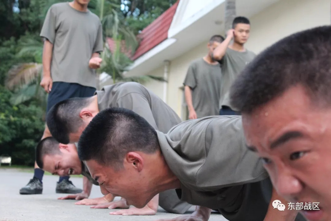 班长:看到与别人的体能差距，什么感觉?新兵:难受!