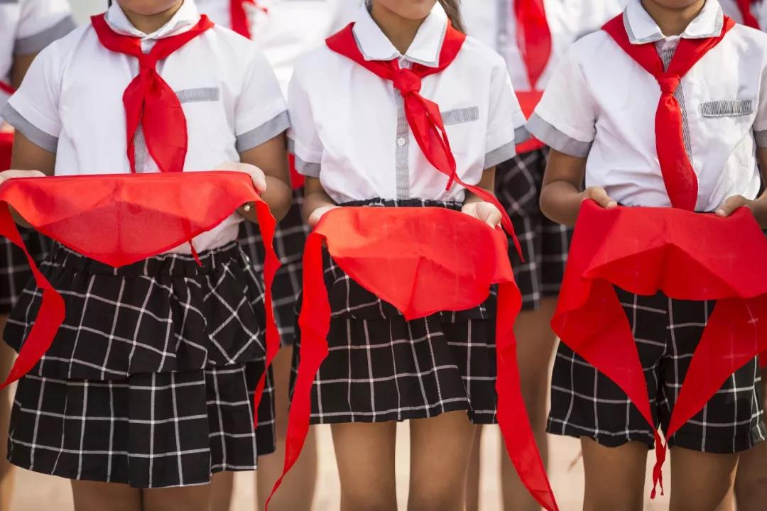 红领巾上印广告?荒唐!